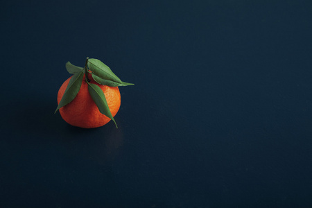 一只橘子仿古桌上孤立