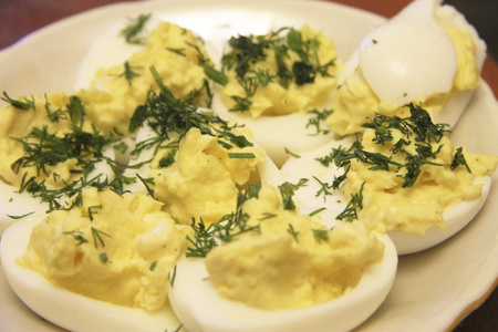 煮熟的鸡蛋切片在两半塞和填充由 d 意面