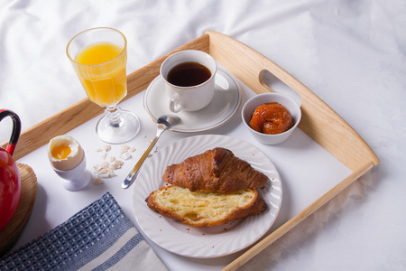 躺在床上的浪漫早餐