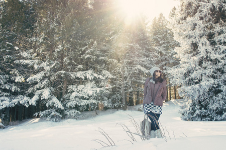 年轻女子在冬季森林