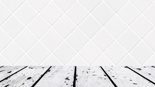 白色的木地板和小白色菱形马赛克前面