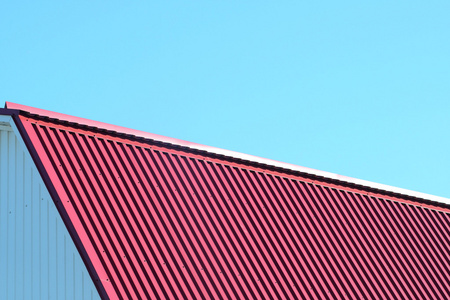 屋顶金属片。 现代类型的屋顶材料。