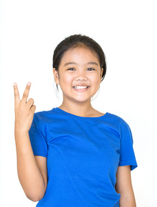 亚洲少年显示手指胜利的手势，她很高兴和 smi