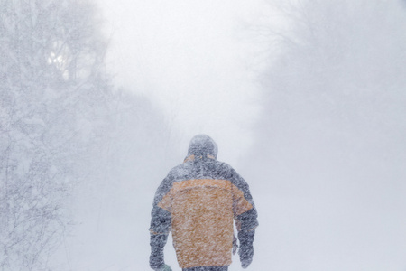 人走在大雪风暴