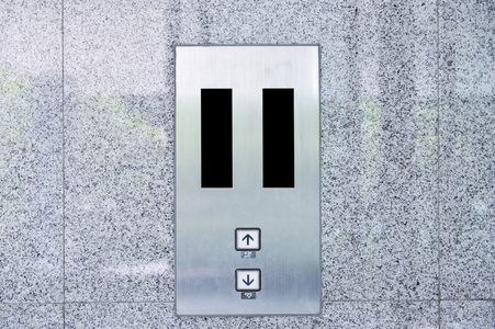 墙上按下电梯按钮照片