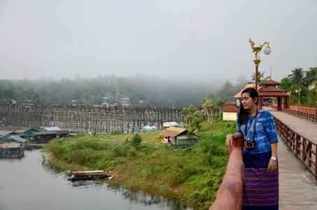 泰国女子旅行和莫沙潘孟木桥的肖像