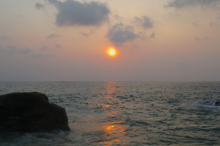 美丽的海景。海和日落时岩