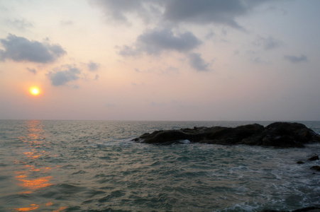 美丽的海景。海和日落时岩