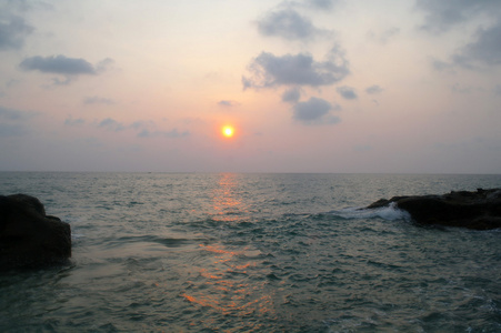 美丽的海景。海和日落时岩