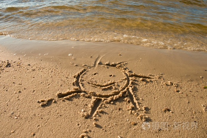 异国风情沙滩上太阳在沙子里的绘图