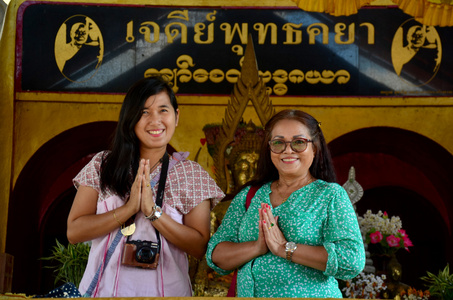 泰国人民祈祷佛雕像在佛塔 Buddhakhaya