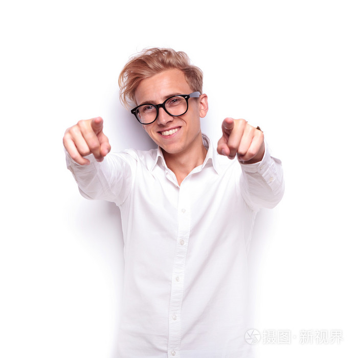 年轻性感的金发男人手指着镜头