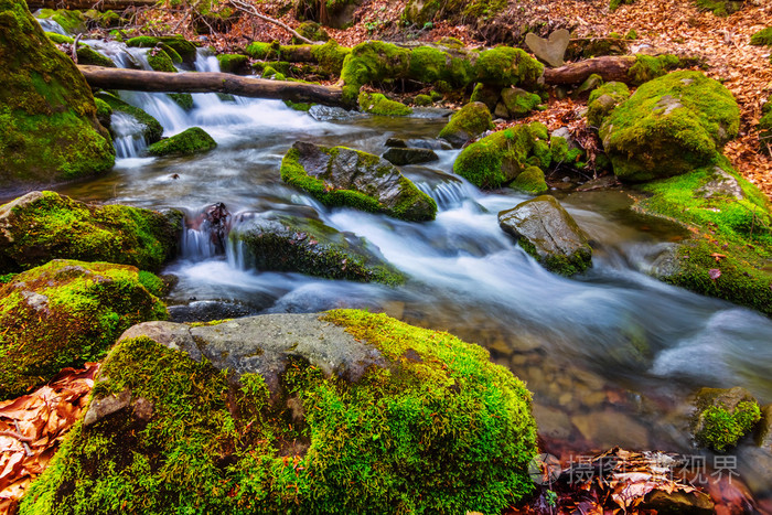 小美丽的山溪