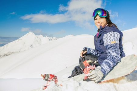 对冬季运动的冒险。滑雪板女孩