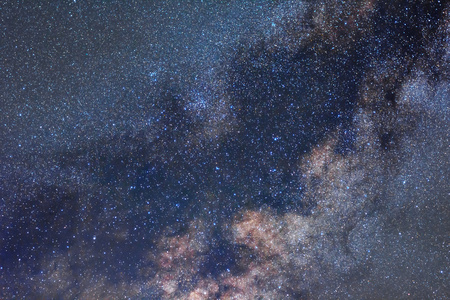 夜晚的天空背景上特写银河