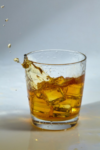 与玻璃冰块的威士忌