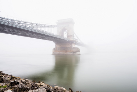 在多瑙河链桥