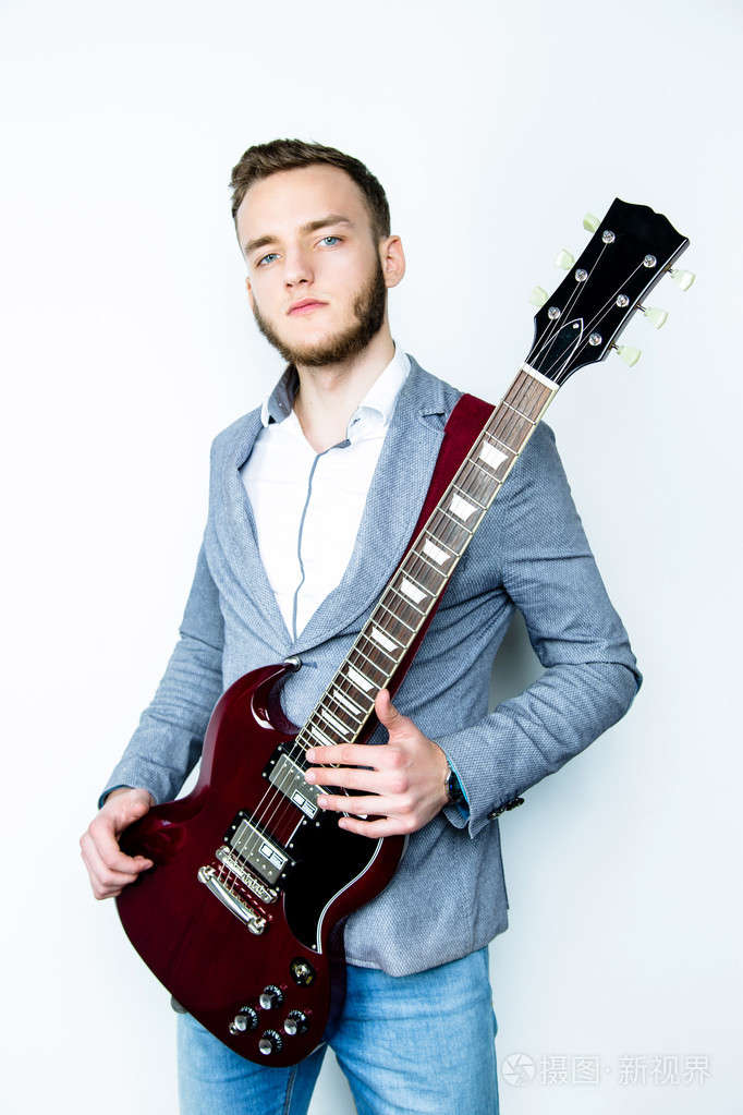男音乐家举行电吉他