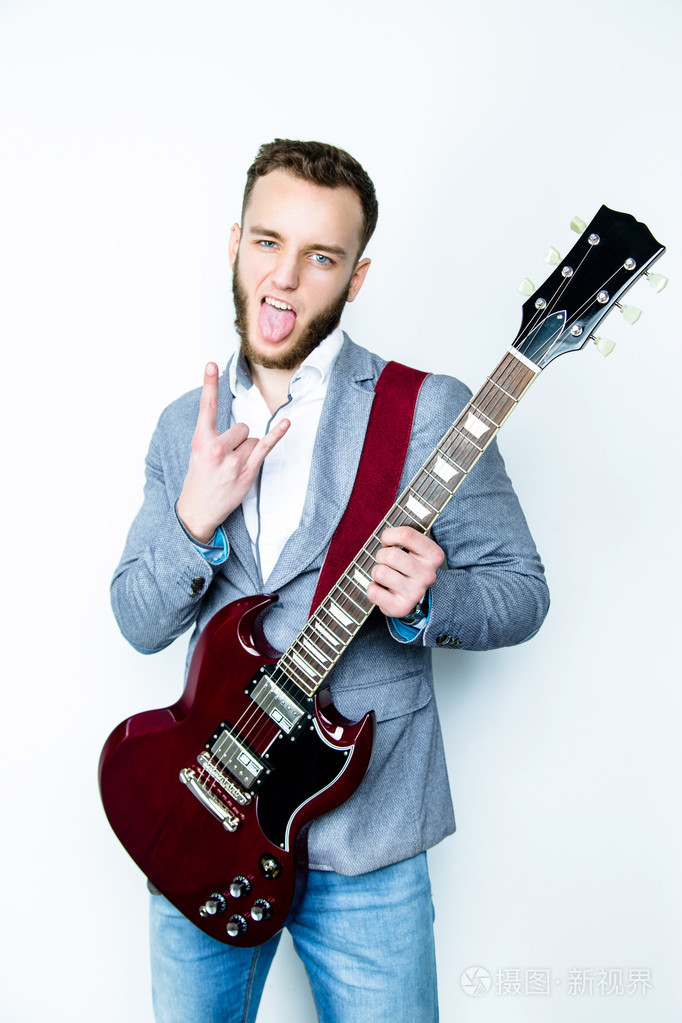 男音乐家举行电吉他