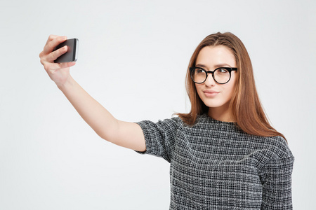 自拍照照片制作在智能手机上的女人