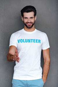 自信的年轻人穿着志愿者的衬衫