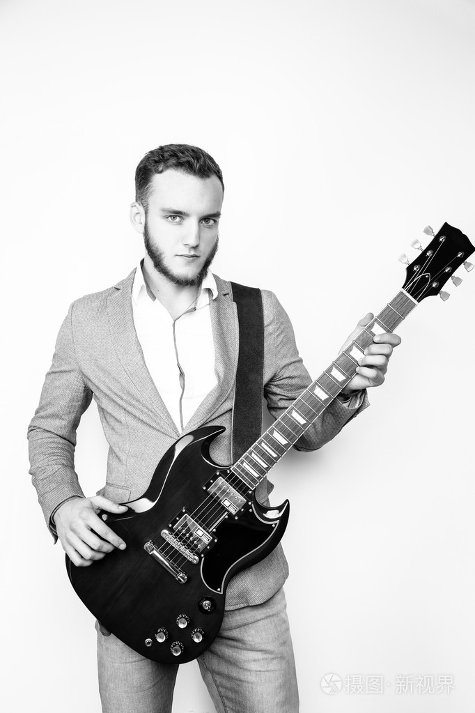 男音乐家举行电吉他