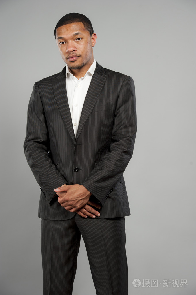 黑人男性在一套西装