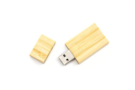 在白色背景上的 usb 闪存驱动器