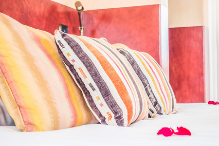 枕头和摩洛哥风格床饰