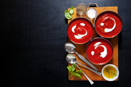 新鲜罗勒叶健康番茄汤。 盐盐