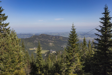 从徒步越过 tatra 山脉的景色。波兰。欧洲