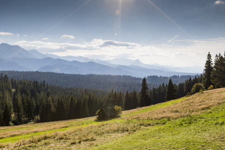 从徒步越过 tatra 山脉的景色。波兰。欧洲