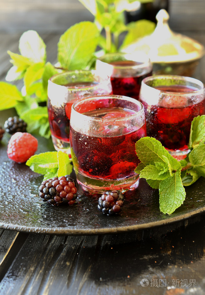 在玻璃的浆果选择性焦点莓果汁