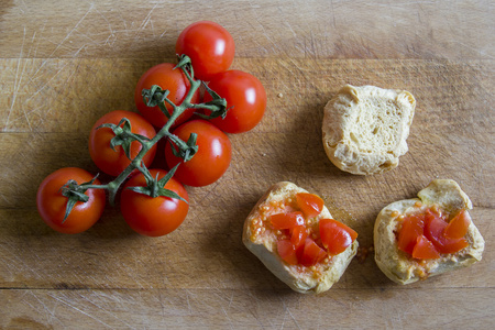 切菜板上有西红柿的面包。frise, friselle