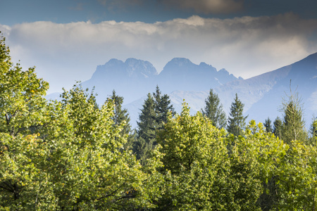 从徒步越过 tatra 山脉的景色。波兰。欧洲