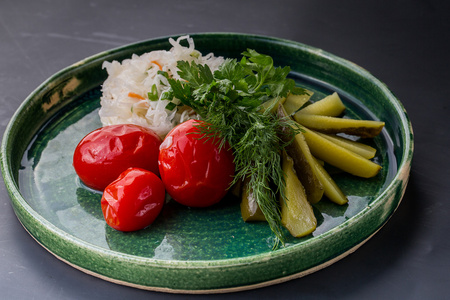 酸菜 泡菜和质朴板番茄沙拉