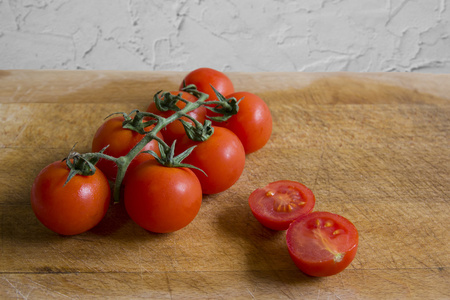 西红柿在菜板上