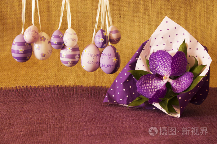 复活节与紫蓝色的蛋