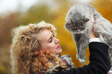 女人和猫在公园里