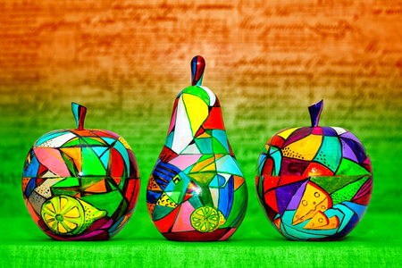 苹果和梨现代艺术家的创造性劳动。手绘色彩的木板上。水果装饰