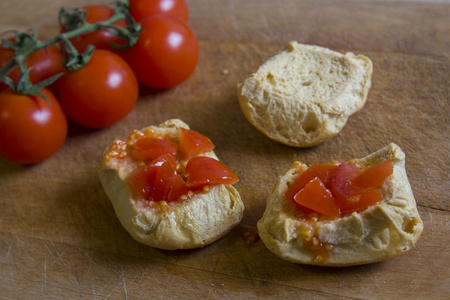 切菜板上有西红柿的面包。frise, friselle