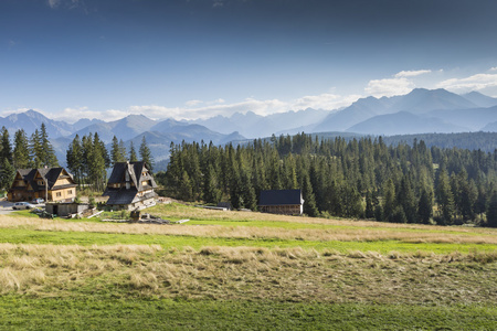 从徒步越过 tatra 山脉的景色。波兰。欧洲