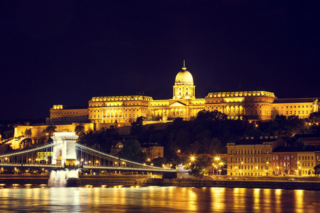 布达佩斯链桥和皇家宫殿夜景