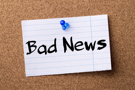 坏消息-泪流满面的便条纸钉在布告栏上照片