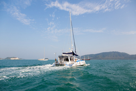 双体船行走在泰国安达曼海群岛海岸之间