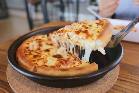 传统的平底锅上热芝士披萨