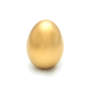 在白色背景上的金黄色的蛋