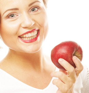 年轻的女孩用手中的红苹果