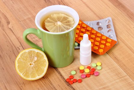 丸 滴鼻剂和热柠檬茶感冒，治疗流感和流鼻涕