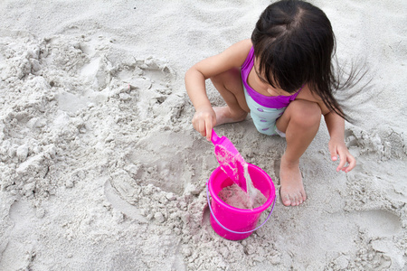 亚洲中国小女孩玩沙沙滩玩具
